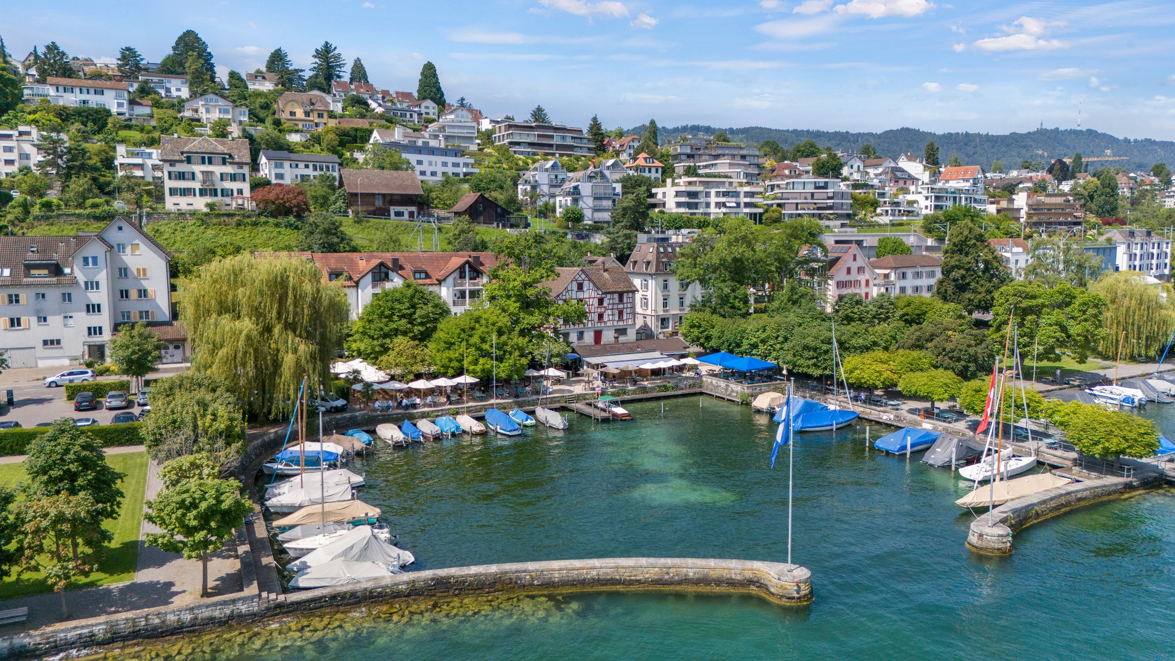 Drohnenaufnahme des Gartenrestaurants Mönchhof am See in Kilchberg