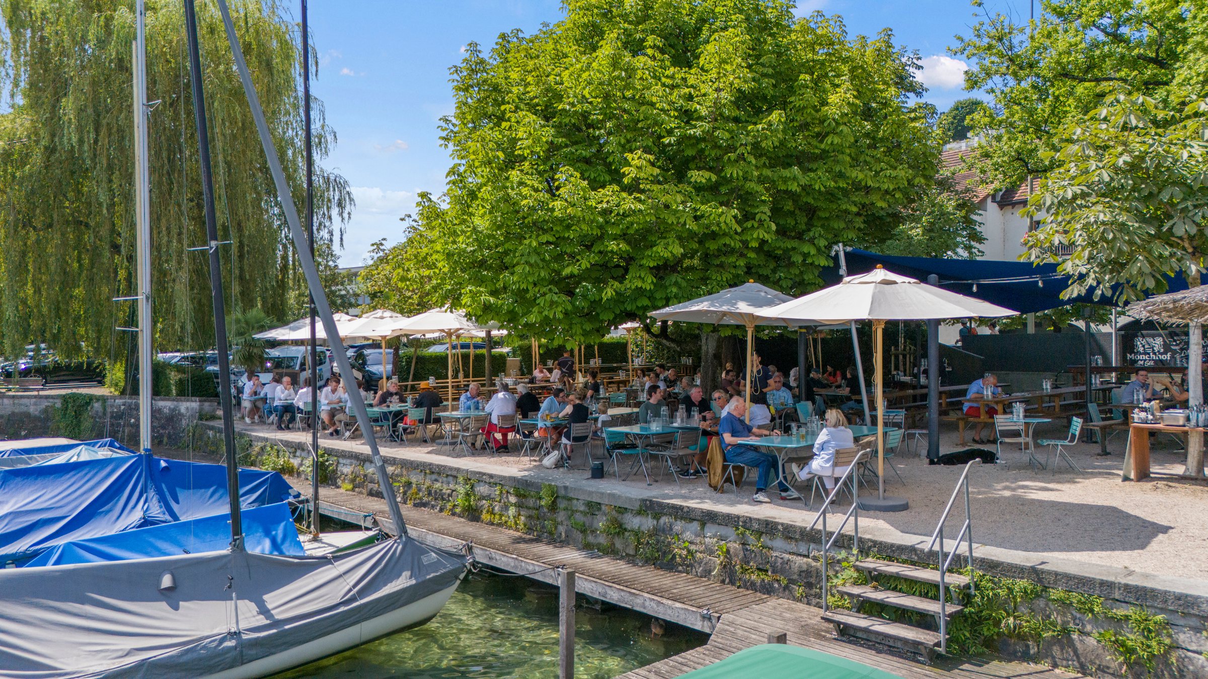 Drohnenaufnahme des Gartenrestaurants Mönchhof am See in Kilchberg