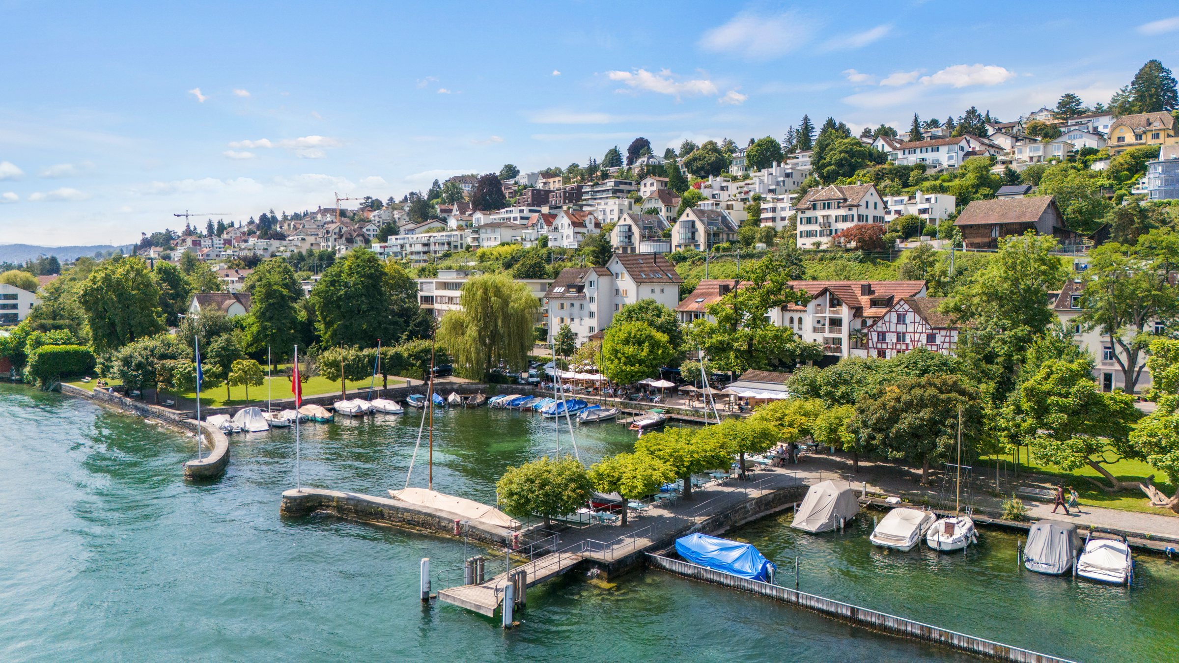 Drohnenaufnahme des Gartenrestaurants Mönchhof am See in Kilchberg