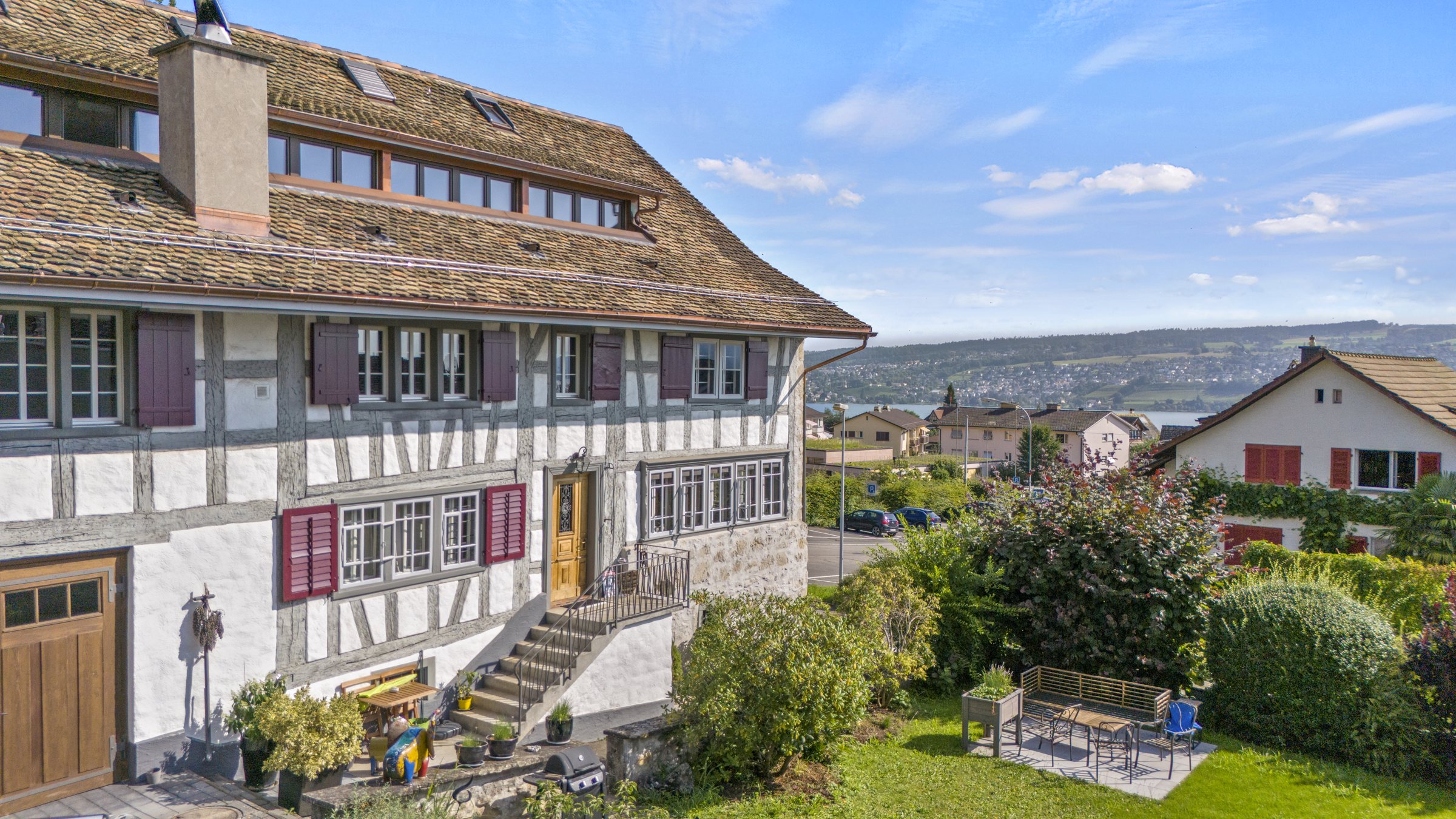 Drohnenaufnahme des Bauernhauses Bleierstrasse 37 in Oberrieden