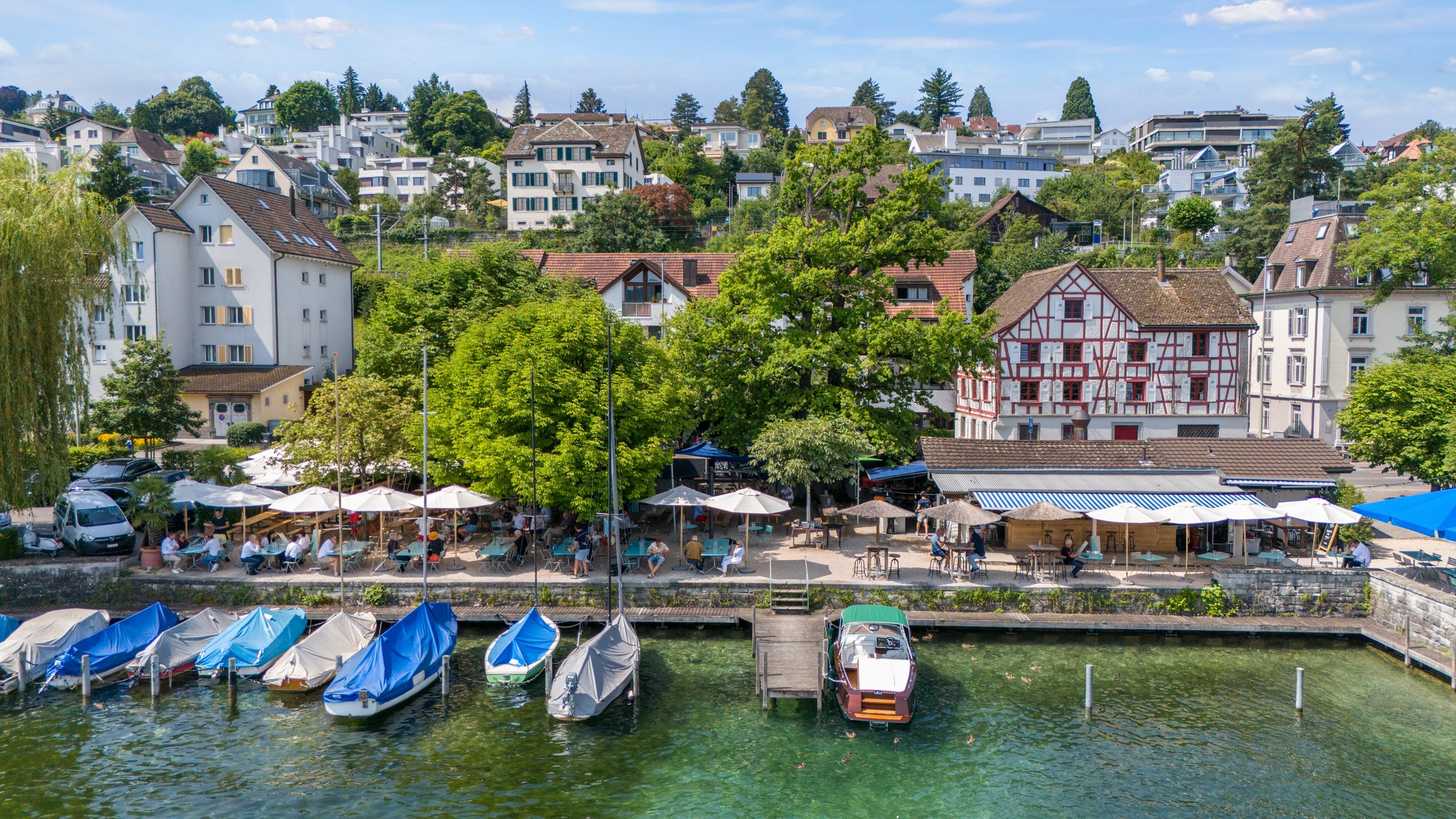 Drohnenaufnahme des Gartenrestaurants Mönchhof am See in Kilchberg