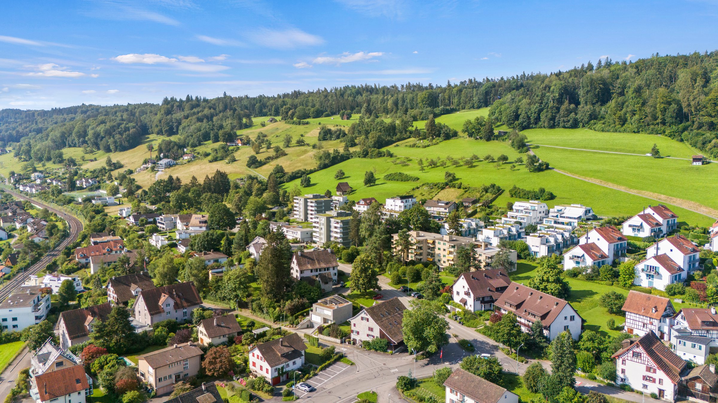 Drohnenaufnahme des Bauernhauses Bleierstrasse 37 in Oberrieden