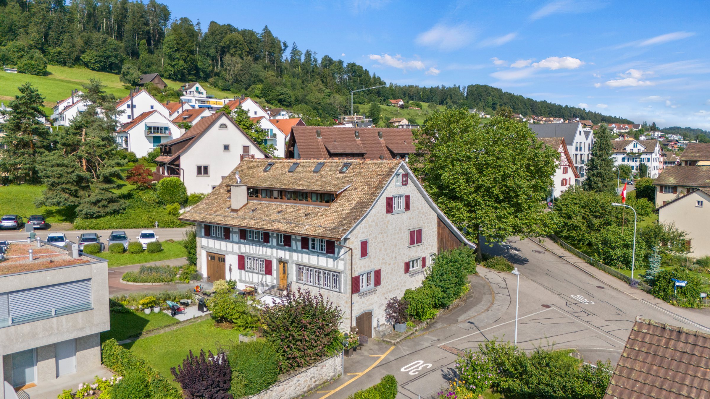 Drohnenaufnahme des Bauernhauses Bleierstrasse 37 in Oberrieden