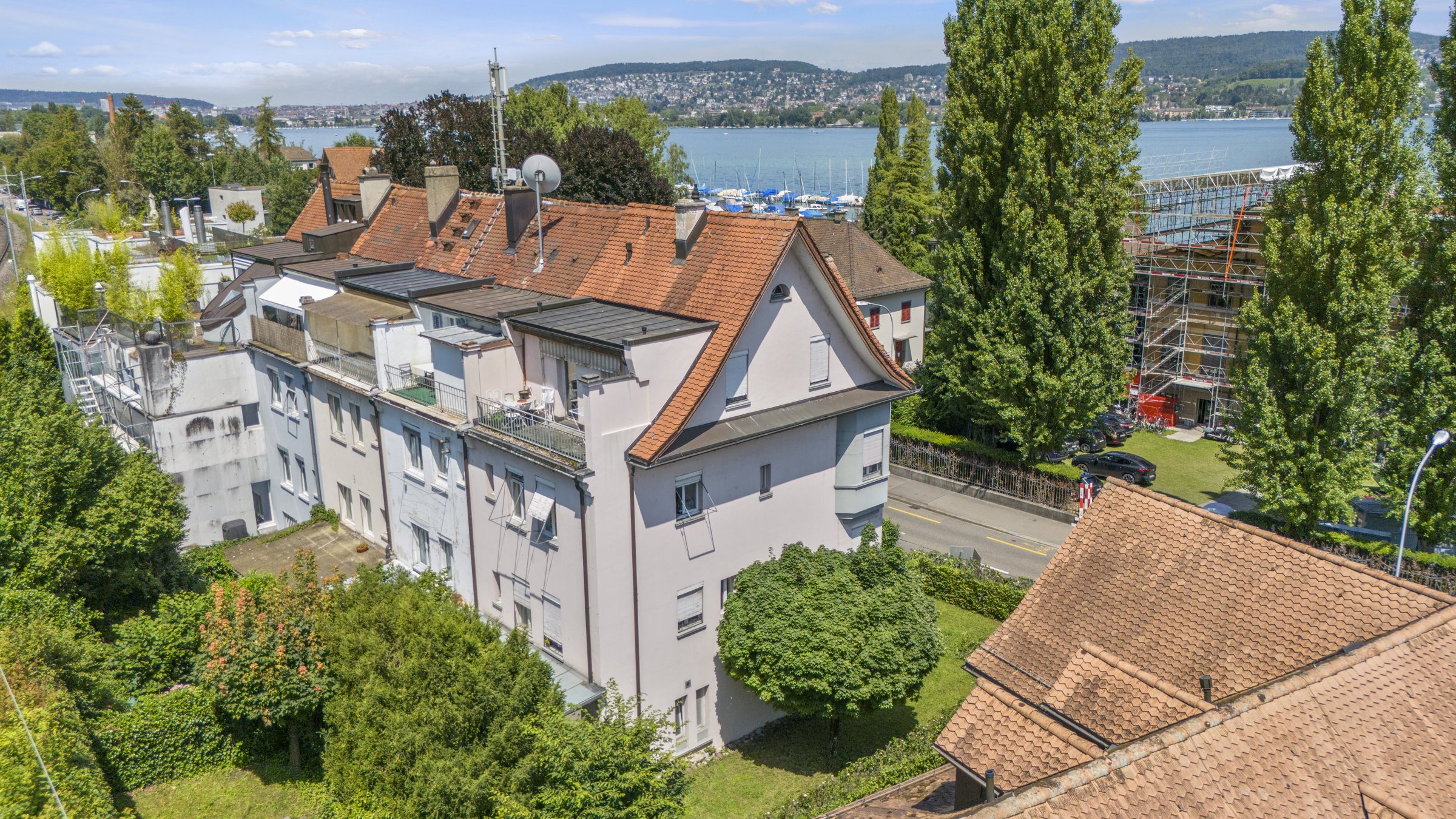 Drohnenaufnahme des Wohnhauses Seestrasse 518 in Zürich