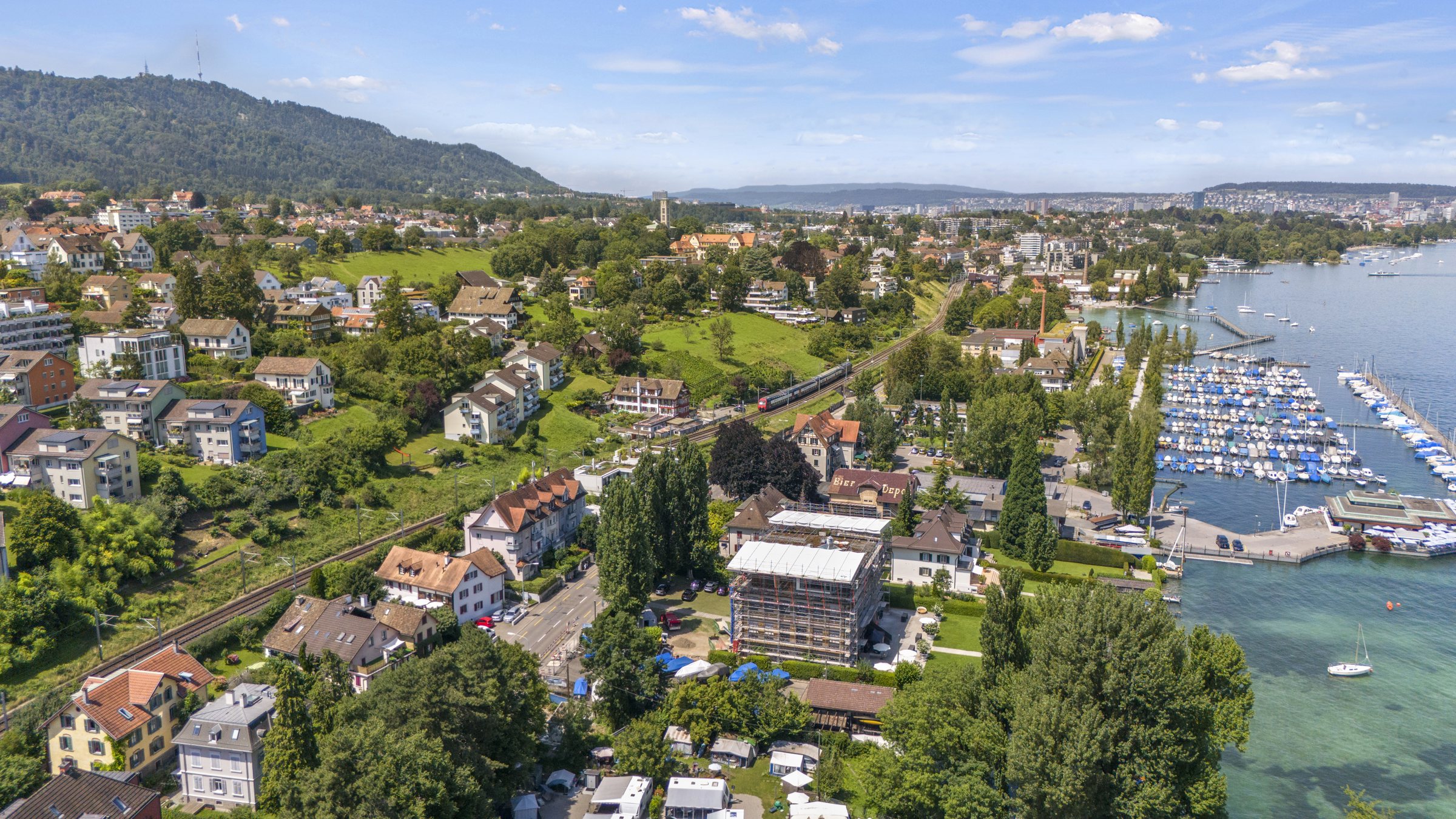 Drohnenaufnahme des Geschäftshauses Seestrasse 520 in Zürich