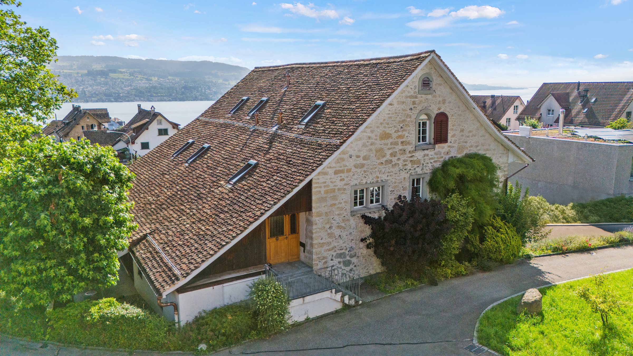 Drohnenaufnahme des Bauernhauses Bleierstrasse 37 in Oberrieden