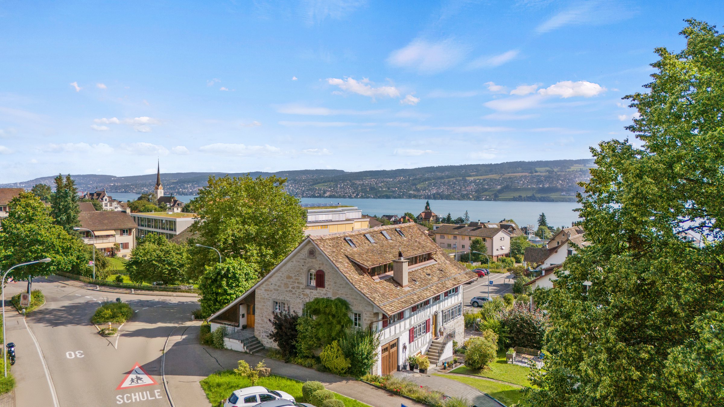 Drohnenaufnahme des Bauernhauses Bleierstrasse 37 in Oberrieden