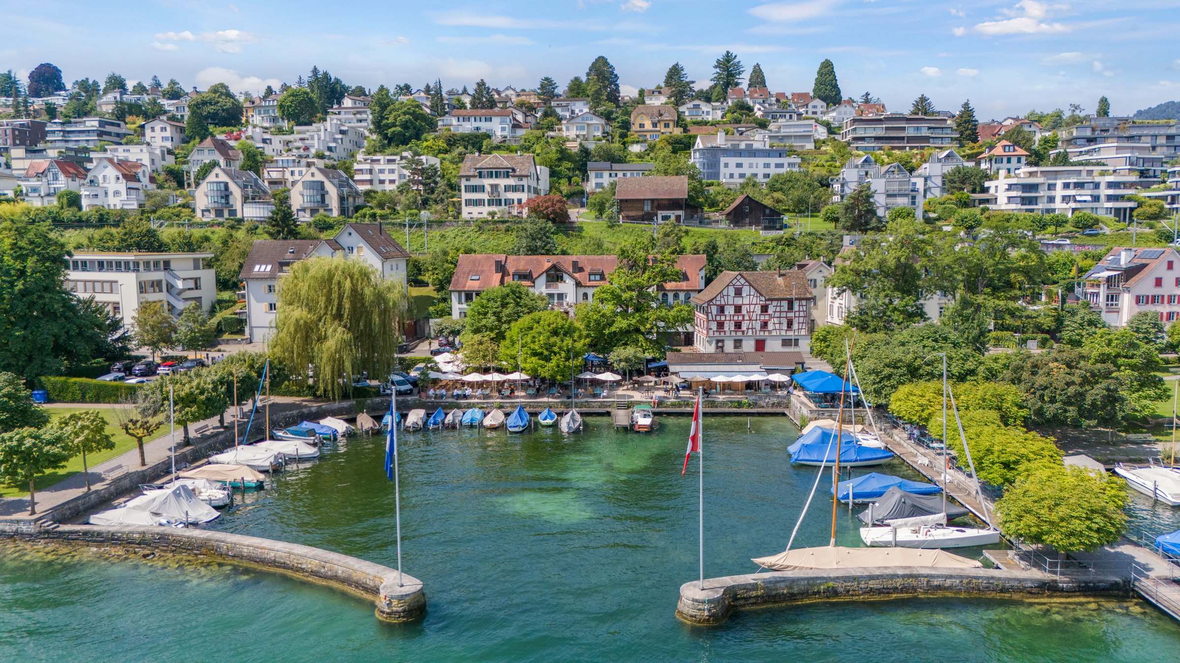 Drohnenaufnahme des Gartenrestaurants Mönchhof am See in Kilchberg